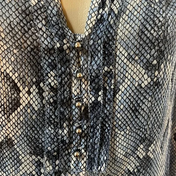 White House Black Market Blue reptile/metallic thread print Blouse, size 12 - Picture 4 of 11